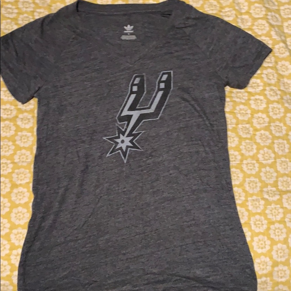 NWOT Women’s v neck adidas San Antonio spurs distressed shirt size L. Grey